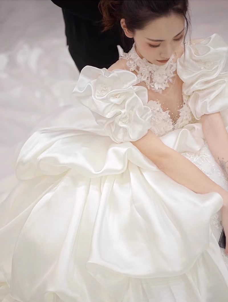Retro Princess Embroidery Puff Sleeves White Satin Bride Wedding Dress04