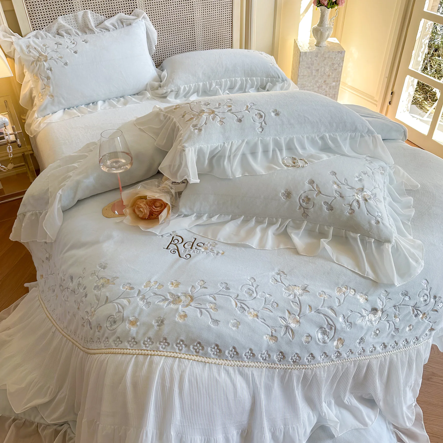 Cozy Embroidery Chiffon Lace Trim Milk Velvet Warm Bedding Set02