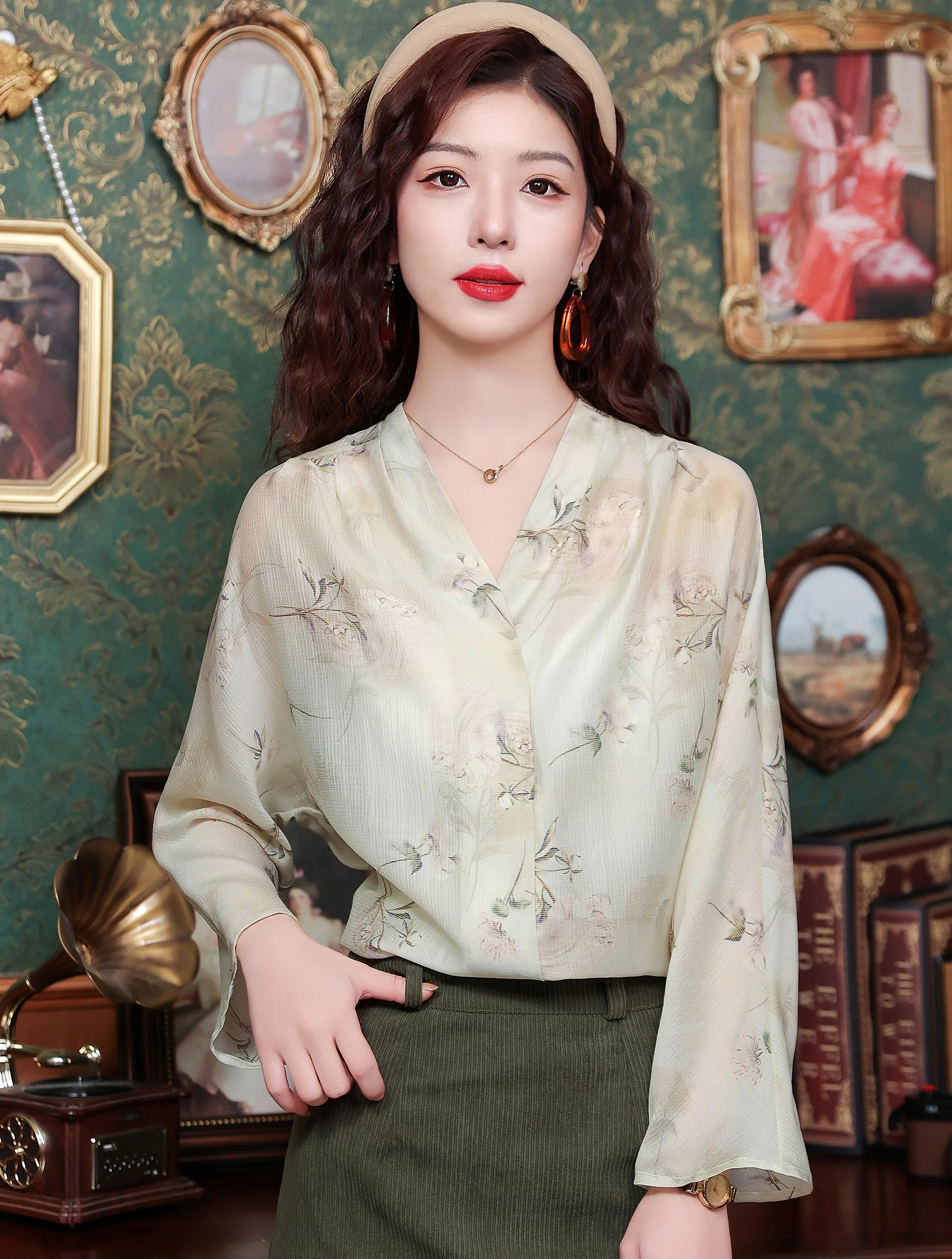 Retro Spring V neck Floral Printed Loose Fit Pullover Casual Shirt01