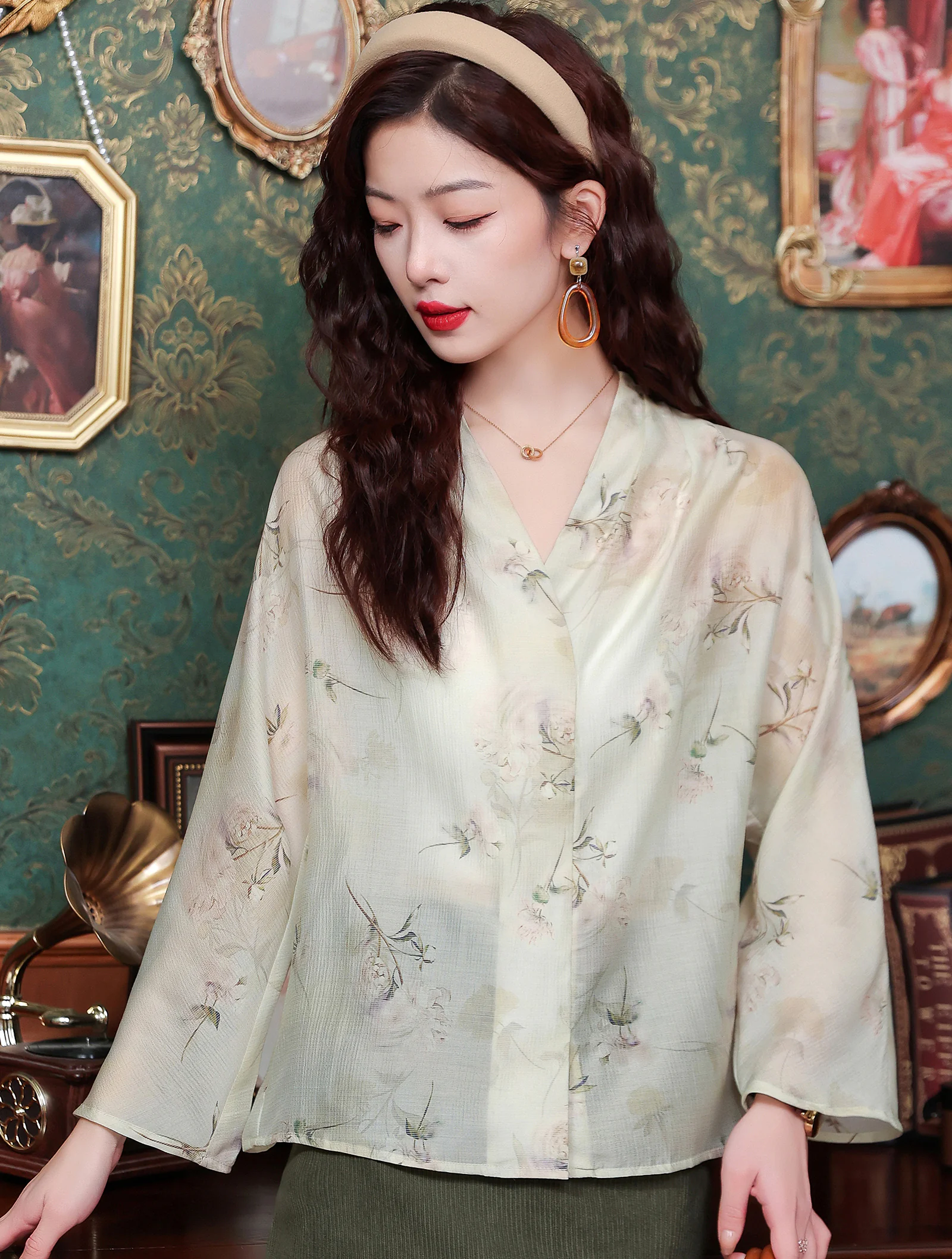 Retro Spring V neck Floral Printed Loose Fit Pullover Casual Shirt02