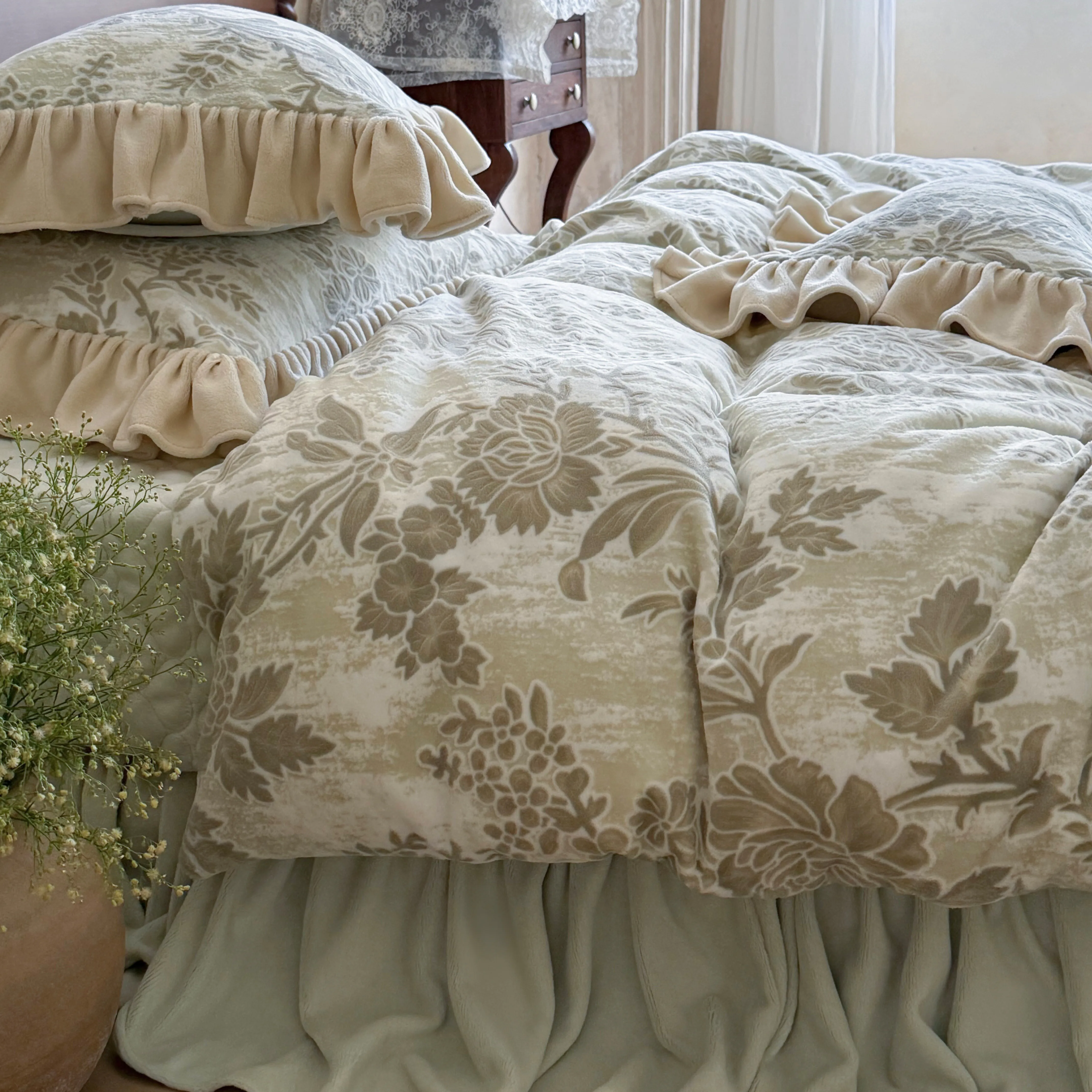Pastoral Sage Green Floral Carved 260g Velvet Warm Plush Duvet Cover Set05 Pastoral Sage Green Floral Carved 260g Velvet Warm Plush Duvet Cover Set05